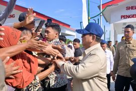 Presiden berdialog dengan nelayan saat meninjau KNMP Gorontalo