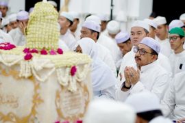 Wabup Banjar bersama ribuan jamaah ikuti haul ke-15 Abah Anang Djazouly