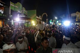 Ribuan warga padati jalan saksikan Kirab Budaya Milangkala Tatar Sunda di Karawang