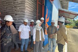 Ditinjau anggota DPR RI, Bulog pastikan stok pangan hingga akhir tahun di Abdya,