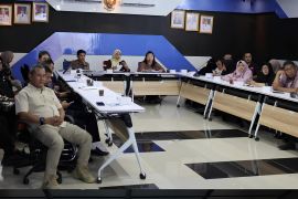 Pemkot Singkawang minta pengunaan tiang bersama atasi kabel semrawut