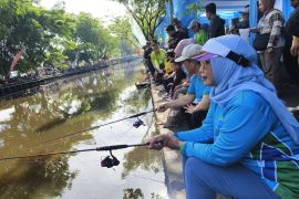 Gubernur berikan hadiah umroh juara lomba mancing Bank Kalbar