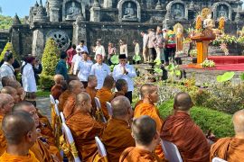 Koster minta warga Bali dukung jalan kaki spiritual biksu IWFP