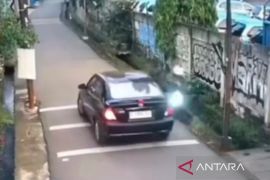 Polisi selidiki pengemudi mobil yang tabrak motor hingga masuk selokan
