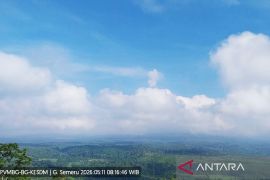 Gunung Semeru erupsi Senin pagi, tinggi letusan capai 800 meter