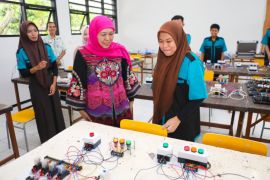 Khofifah bangga serapan lulusan SMK Jatim tembus 91,46 persen