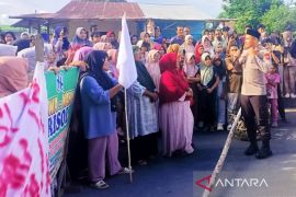 Polisi buka blokade jalan lintas di Nagan Raya dari aksi demo warga