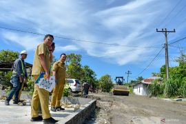 Wakil Bupati Adlin Tambunan tinjau pembangunan jalan penghubung 2 desa