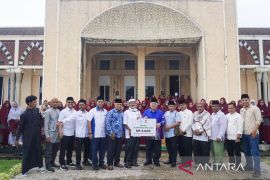 Angkasa Malaysia kirimkan infak ekonomi umat di Sumbar melalui Baznas