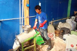 LH Jaktim distribusikan 2.405 tong dukung pemilahan sampah dari rumah