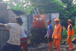 Petugas bersihkan material sisa kebakaran rumah warga di Pulau Pari