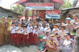 Polres Tanjungbalai serahkan "Jembatan Merah Putih" untuk warga Sei Merbau