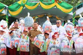 Wali Kota Banjarmasin serahkan ratusan bantuan perlengkapan sekolah