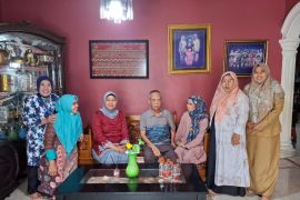 Ketua PKK Langkat kunjungi wartawan ANTARA Imam Fauzi