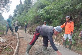 Dukung betonisasi jalan Puncak Labuang Limau Manis, PT Semen Padang bantu 3.000 zak semen