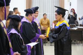 65 orang tua Pematangsiantar wisuda program Sekolah Lansia Mandiri BKKBN