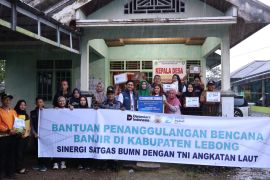 Satgas BUMN-Lanal Bengkulu salurkan bantuan banjir bagi warga Lebong