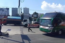Pemkot Semarang sosialisasi ke pengemudi bus AKAP soal portal pembatas ketinggian kendaraan