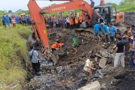 Tim SAR evakuasi dua pekerja tertimbun material batu di Kota Medan
