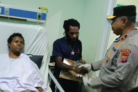Kapolda Papua Tengah jenguk korban penembakan dirawat di RSMM Timika