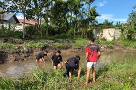 UBB dan Warga Desa Kace gotong royong bersihkan sungai cegah banjir