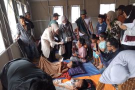 Ampon Bang baksos sunat massal untuk anak-anak korban bencana Gayo Lues