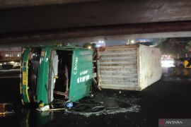 Truk kontainer terguling di kolong flyover Tomang Jakbar