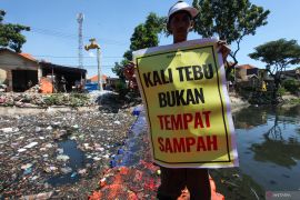 Pengangkutan sampah di Sungai Kali Tebu