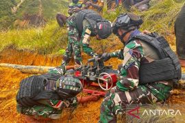 Yonif 511 bantu warga Nombome Lanny Jaya perbaiki pipa air bersih