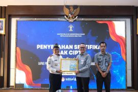 Kemenkum Babel serahkan sertifikat KIK dan Hak Cipta