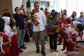 Wali Kota Surabaya ajak orang tua untuk mendongeng kepada anak