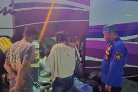 Damkarmat Lamsel selamatkan anak yang hendak kabur dari rumah