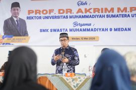 Prof Akrim serahkan bantuan Program "Tebus Ijazah" 100 alumni SMK Muhammadiyah 9 Medan