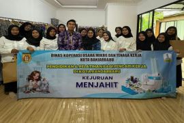 Diskopumnaker Banjarbaru tingkatkan keterampilan masyarakat melalui pelatihan menjahit