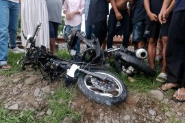 KA Sangkuriang bertabrakan dengan sepeda motor di Jember