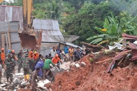 Basarnas Jambi evakuasi tiga koban tertimbun tanah longsor di Bungo