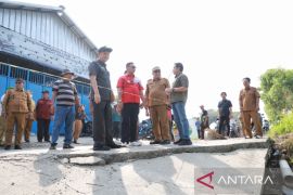 Pemkab Bekasi perbaiki jalan ambles di sepanjang ruas CBL