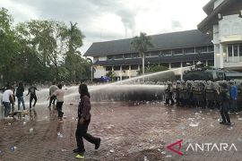 Demo mahasiswa tolak Pergub JKA di kantor Gubernur Aceh ricuh