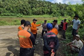 SAR cari lansia hilang terseret arus sungai di Tasikmalaya