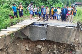 BPBD OKU Selatan bangun jembatan darurat di lokasi bencana alam