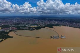 Begini kondisi Teluk Kendari akibat banjir yang bercampur lumpur