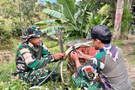 Satgas Yonif 511 pasang pipa salurkan air bersih ke warga Konikme