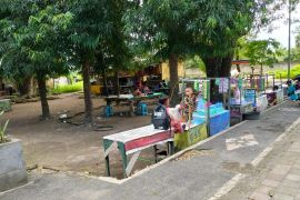DLH Mataram merelokasi PKL di Taman Angsa Udayana