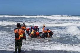 Tim SAR evakuasi nelayan hilang akibat perahu terbalik di Bantul