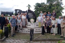 WNA Belanda keturunan korban romusha kunjungi Monumen Kereta Api Pekanbaru, harap dibangun museum