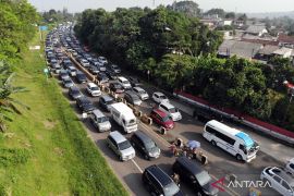 Kepadatan jalur Puncak Bogor saat libur Kenaikan Isa Almasih