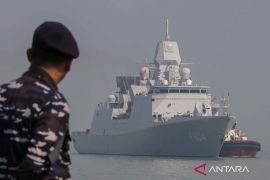 Kapal perang kerajaan Belanda HNLMS De Ruyter singgah di Surabaya