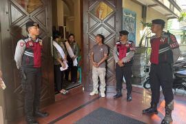 Polresta Mataram menjaga gereja umat Kristiani beribadah tetap khidmat