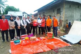 BPBD Aceh Barat salurkan bantuan untuk korban angin kencang di Sungai Mas