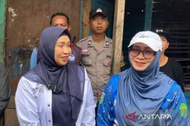 Istri Wagub Kaltim evakuasi warga sakit berat dengan tiga anak